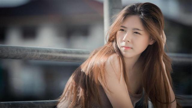 冯提莫成都惊艳亮相，大秀性感美胸，网友直呼审美新高度！