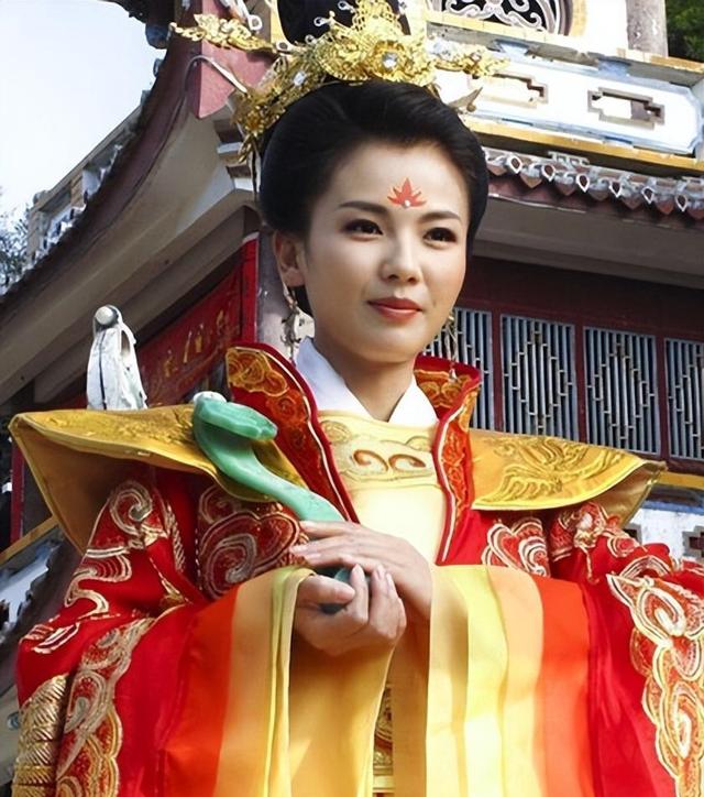 越“老”越美的6位女星,年轻时平平无奇,年纪大了反而美了