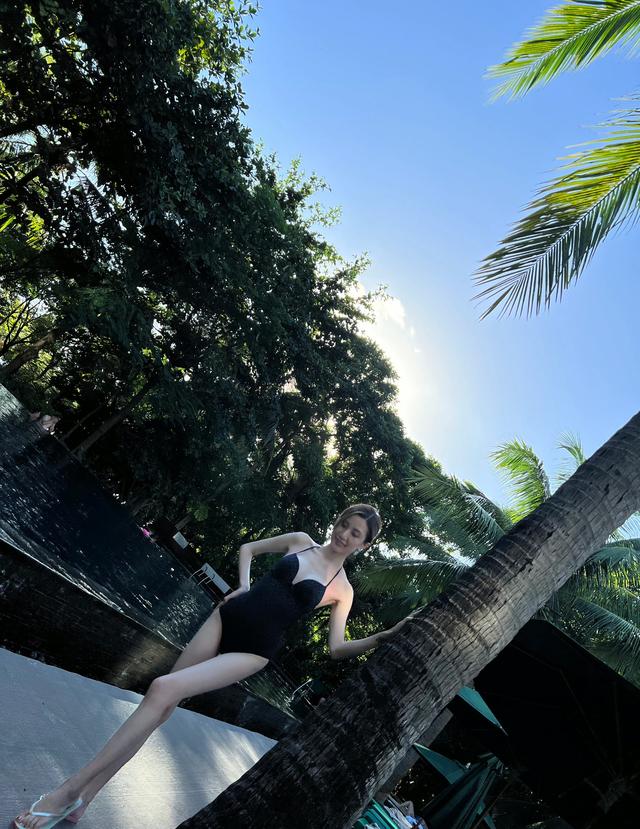 青春女星朱佳希分享海岛旅游写真,纯美泳装与男友深情激吻