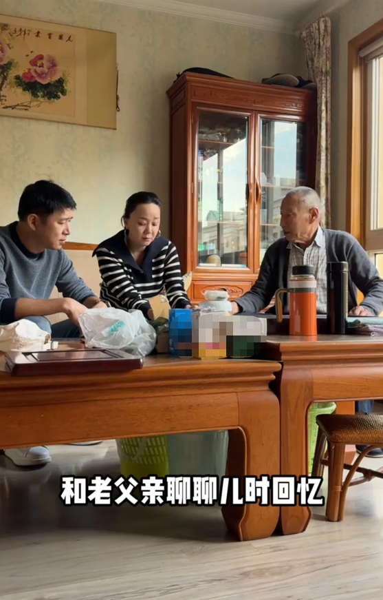46岁王一楠携老公回昆明老家,父亲和姐姐罕见露面,高鑫全程贴心