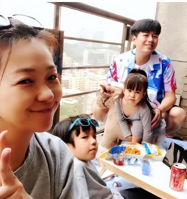 女星六月被曝出轨小20岁滑雪教练，夫妻已分床8年，丈夫选择原谅