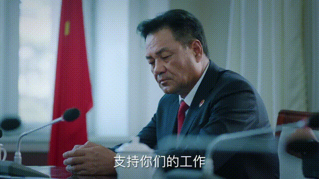 她来这部戏里念广告吗?