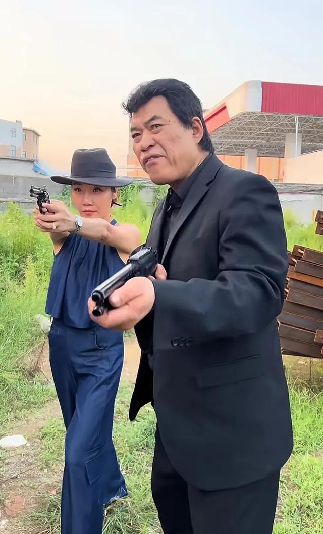 72岁李修贤被骂惨，与大傻模仿者一起直播带货，被斥消费已故好友