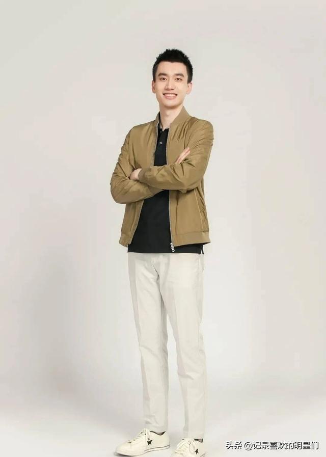 庞博的气质是阳光、干净、温暖、有趣。他是优秀的脱口秀演员!
