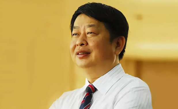 妻子病逝1年后娶小25岁娇妻,公司年入2934亿,坐拥2333吨金矿