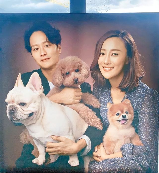 朱智贤分手后露面显憔悴，双眼浮肿像哭过，强挤笑容状态不佳