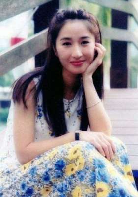 醉蛇小子(当红时嫁给穷小子，相恋10年才结婚生子，如今丈夫早已是影帝)