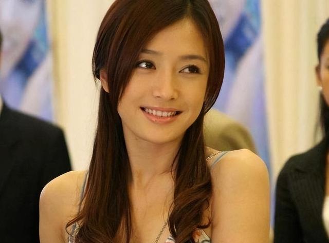 越“老”越美的6位女星,年轻时平平无奇,年纪大了反而美了