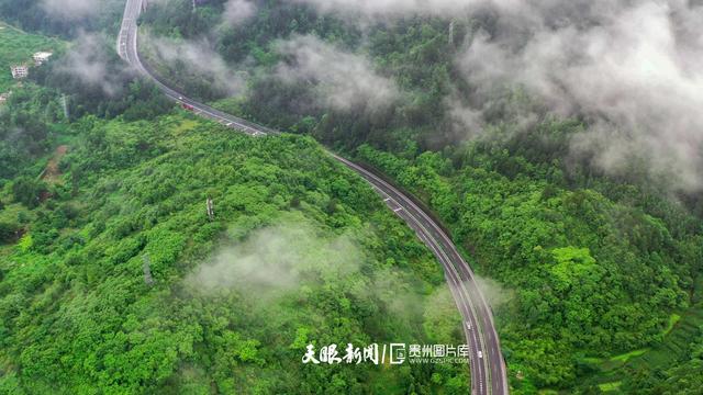 天青色等烟雨,而我在等你