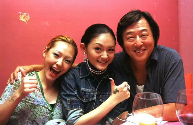 大S罕见露面,参加王伟忠女儿归宁宴,一个细节暴露她的窘迫现状