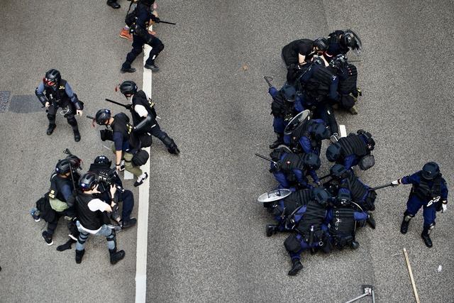 承压中的香港警察:以前太温顺,现在不过干了该干的事情