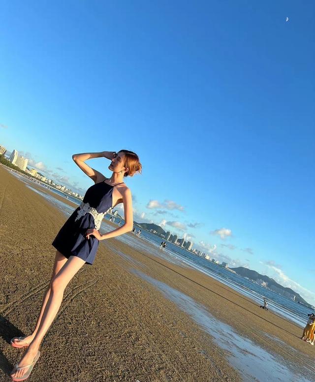 青春女星朱佳希分享海岛旅游写真,纯美泳装与男友深情激吻