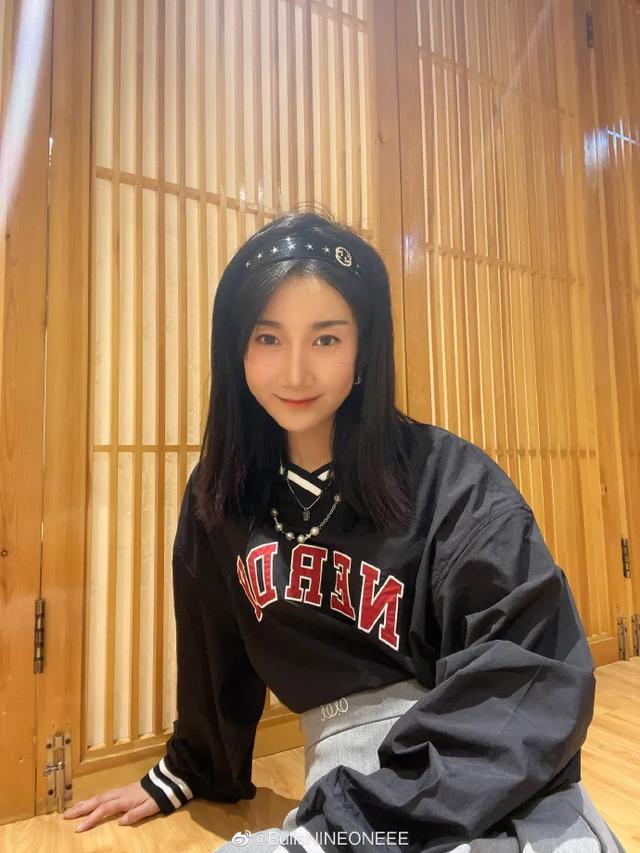 乃万,本名赵磬玥,是一位才华横溢的中国内地说唱女歌手和音乐人