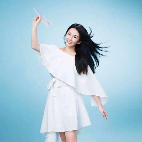 任达华女儿写真照曝光,14岁气质颜值出众,遗传妈妈的好身材