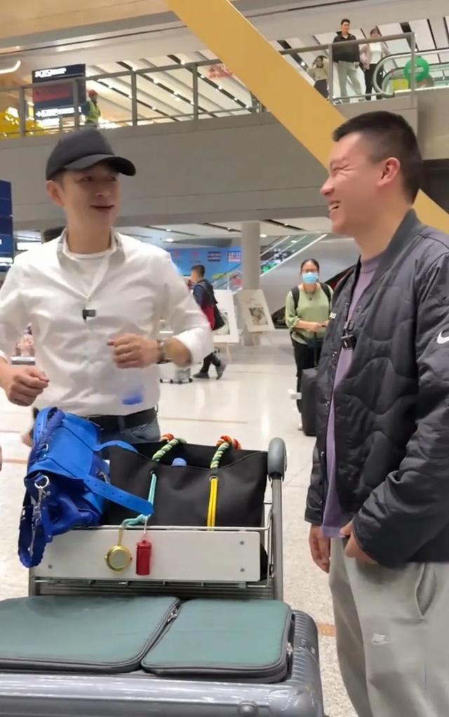 46岁王一楠携老公回昆明老家,父亲和姐姐罕见露面,高鑫全程贴心