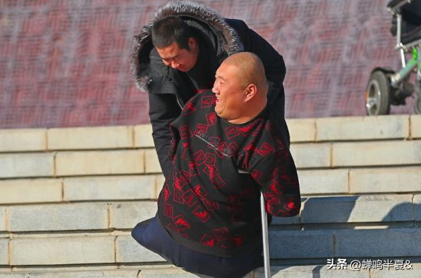 袁立东:天生没手脚,父母让他自生自灭,他却能娶妻生子靠嘴养家