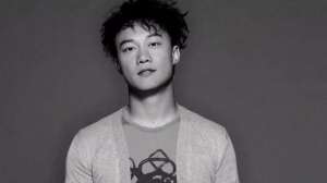 十年歌词陈奕迅(陈奕迅《十年》歌词解读：让人颤抖的两个字是分手吗？)