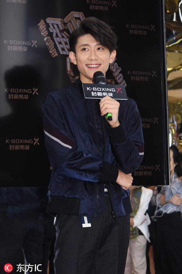 张一山腮帮子明显也不削骨，“天然帅哥”露齿大笑清爽帅气