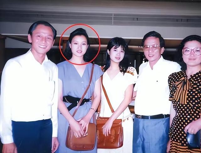 58岁宋祖英举办家宴!豪宅层高超五米,穿香奈儿手臂线条成亮点