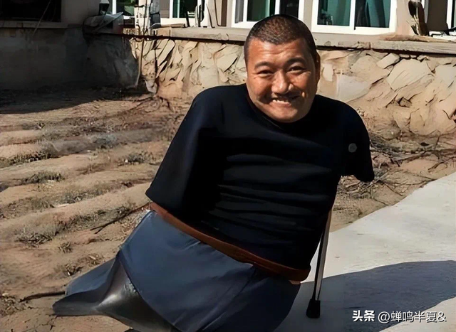 袁立东:天生没手脚,父母让他自生自灭,他却能娶妻生子靠嘴养家