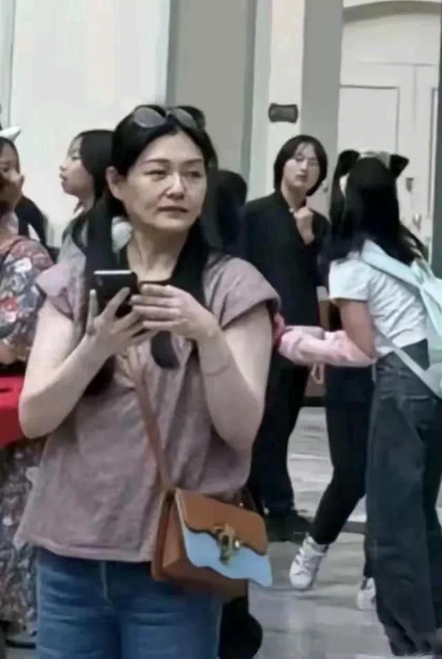 大S罕见露面,参加王伟忠女儿归宁宴,一个细节暴露她的窘迫现状