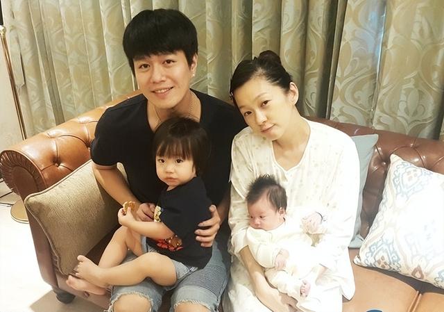 女星六月被曝出轨小20岁滑雪教练，夫妻已分床8年，丈夫选择原谅
