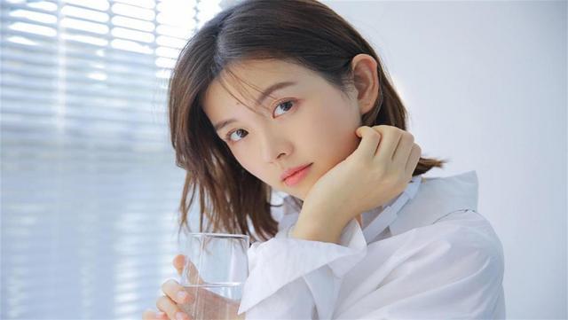 冯提莫成都惊艳亮相，大秀性感美胸，网友直呼审美新高度！