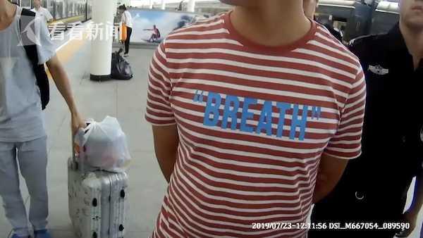 男子火车上伸“咸猪手”还拍下全过程!手机相册里全是……