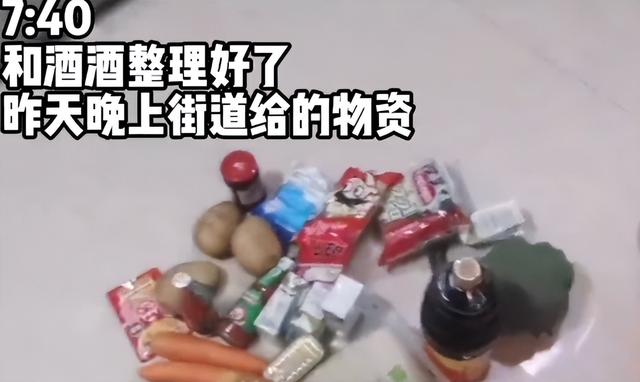 38岁李彩桦曝上海封控近况,晚上收到一堆蔬菜,脸部通红难掩激动