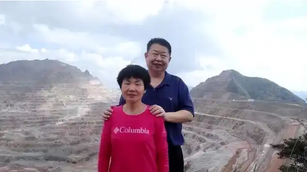 妻子病逝1年后娶小25岁娇妻,公司年入2934亿,坐拥2333吨金矿