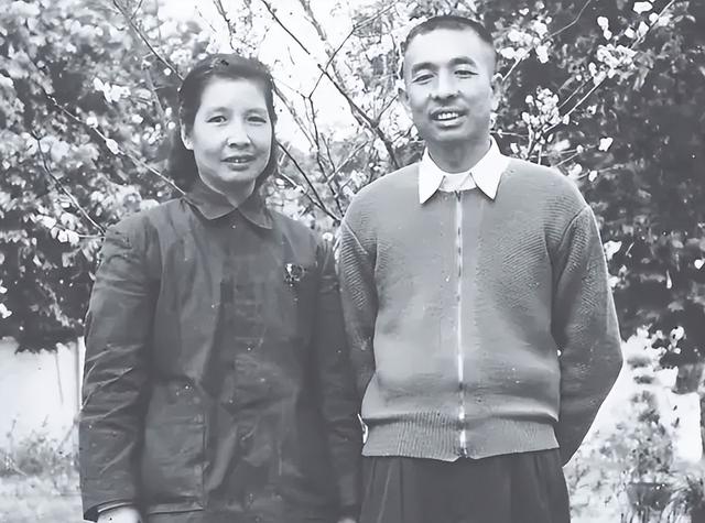 73年,曾志给毛主席写信:我是最早的红军,现在却没有一套军装