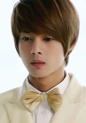 智厚(他曾是《花样男子》高贵的智厚学长，如今对女友施暴而官司缠身)