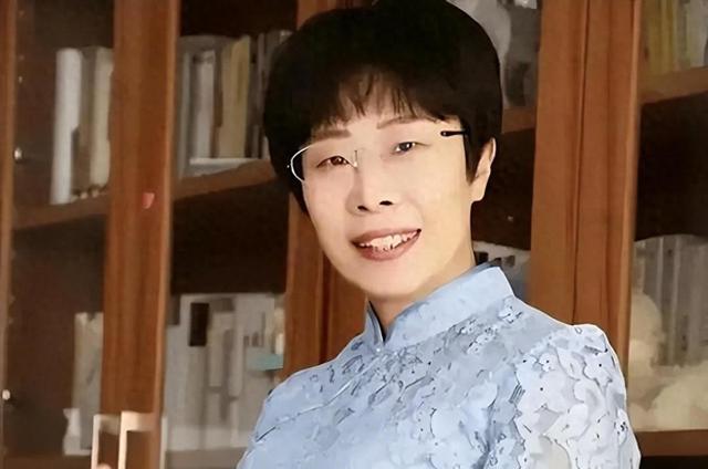 《百家讲坛》蒙曼49岁仍不结婚,朱迅问最想嫁给谁,她的回答亮了
