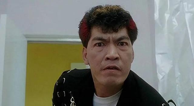 72岁李修贤被骂惨，与大傻模仿者一起直播带货，被斥消费已故好友