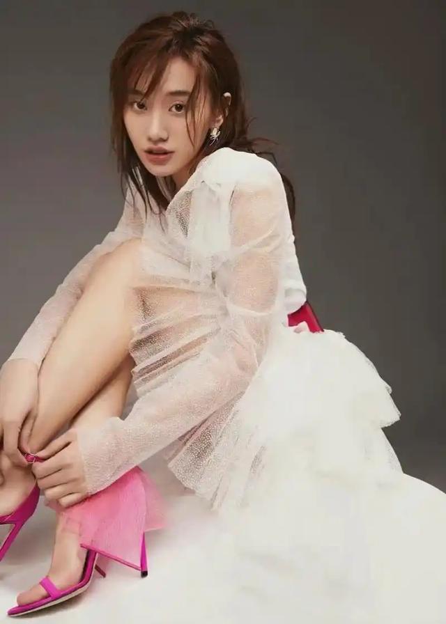 原来闫妮的女儿是她,20岁就演了女一号,但演技却跟不上资源
