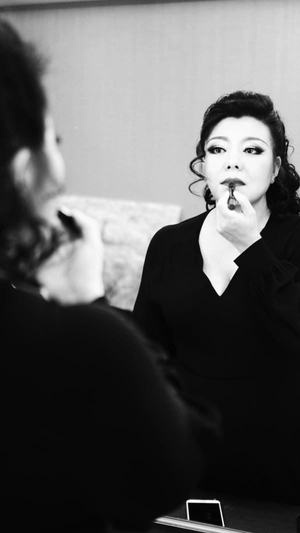 一个晚上心碎两次,女高音和慧连演两个爱情悲剧,演出服竟是她自己设计的