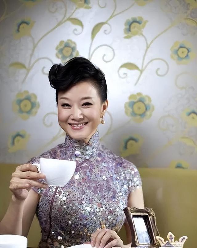 58岁宋祖英举办家宴!豪宅层高超五米,穿香奈儿手臂线条成亮点
