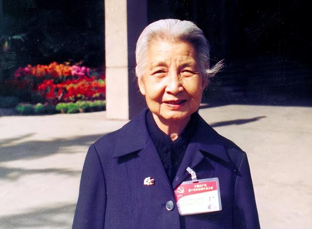73年,曾志给毛主席写信:我是最早的红军,现在却没有一套军装