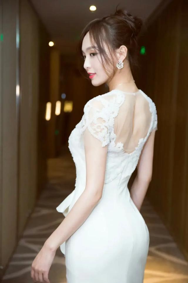 唐嫣坦白了,一袭抹胸高定礼裙,大号水蜜桃碧海明珠,佳人倩影