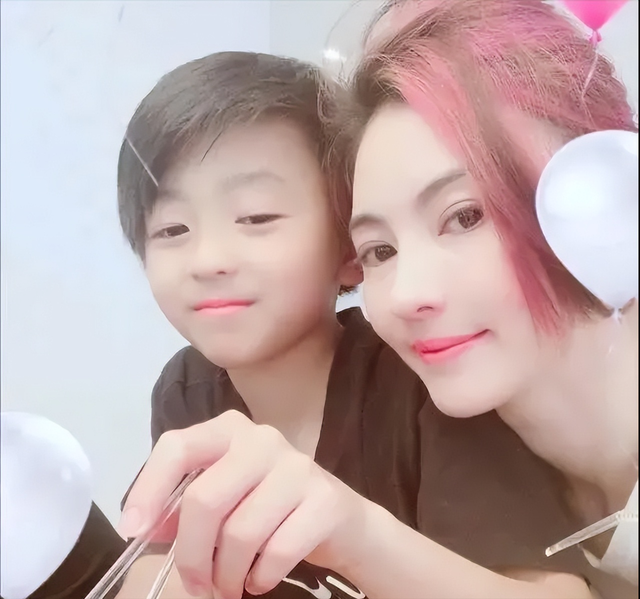张柏芝小儿子谢振南正面照曝光,颜值比大哥顶!网友:父母基因强