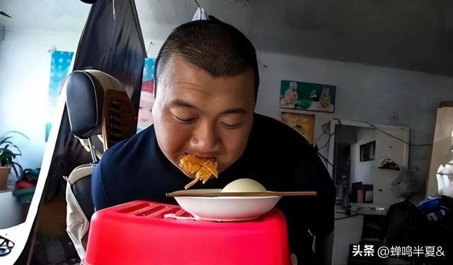 袁立东:天生没手脚,父母让他自生自灭,他却能娶妻生子靠嘴养家