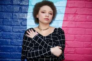 激情成人av(女儿“下海”拍成人片，养父史蒂芬·斯皮尔伯格略尴尬)