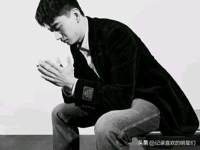 庞博的气质是阳光、干净、温暖、有趣。他是优秀的脱口秀演员!