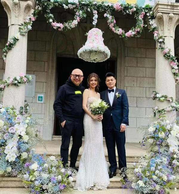 34岁女星与金融大亨办婚礼!穿唯美婚纱身材窈窕,现场遭催生多胎
