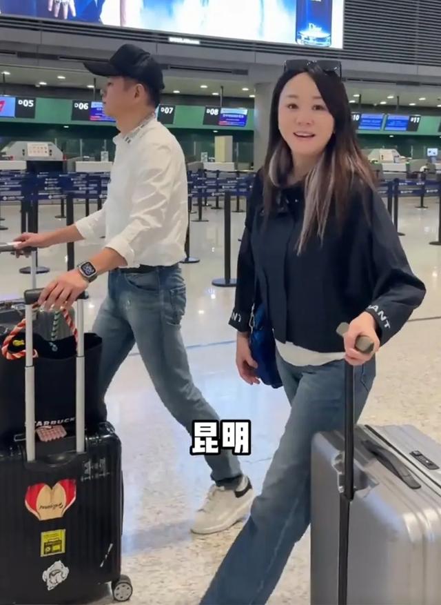 46岁王一楠携老公回昆明老家,父亲和姐姐罕见露面,高鑫全程贴心