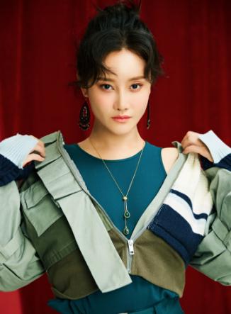 牛丽燕出身武术世家，不折不扣的女神，真实随性散发着迷人魅力