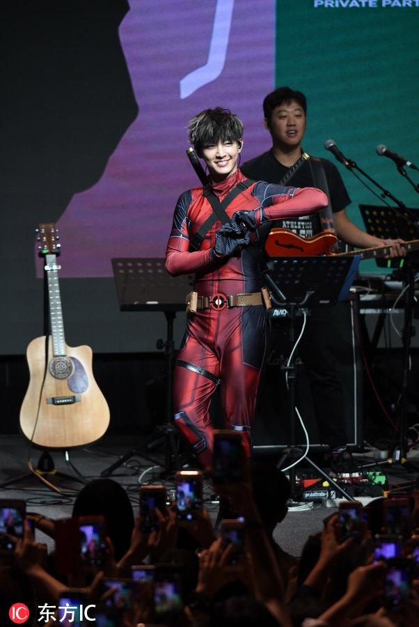 炎亚纶穿紧身衣撕咬衣服，可爱不输蔡徐坤，33岁身材却如高中生