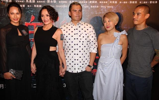 张柏芝姐姐近照!化浓妆穿连体衣秀身材,美貌出众定居国外当艺人