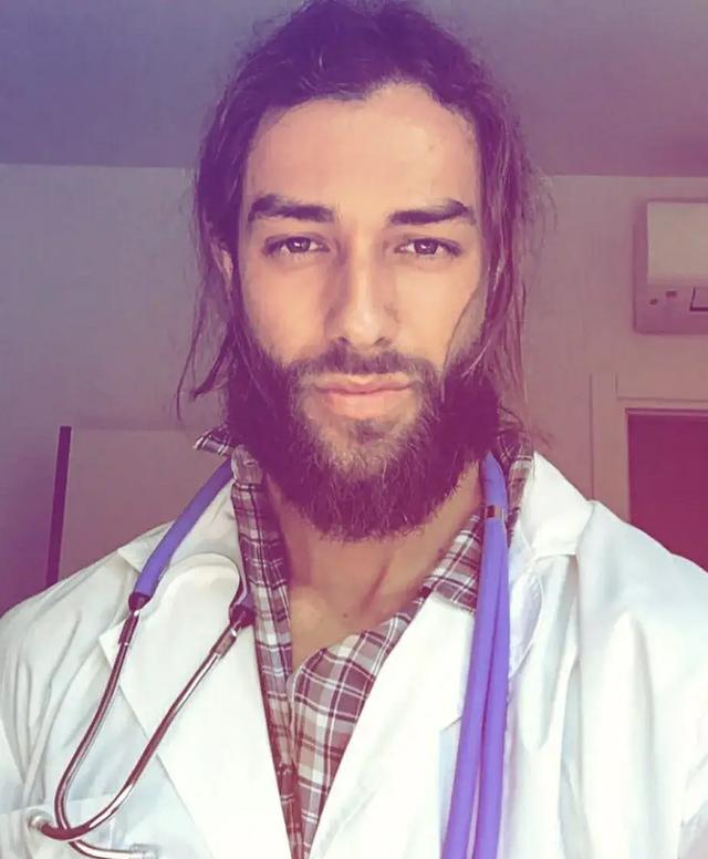 意大利猛男医生,外形酷似海王,脱下白大褂露出腹肌荷尔蒙爆棚