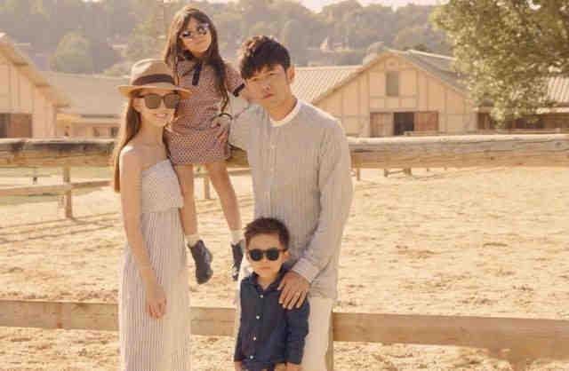 周杰伦晒4岁儿子萌照,头发乌黑浓密一身潮服,和狗狗在床上嬉戏